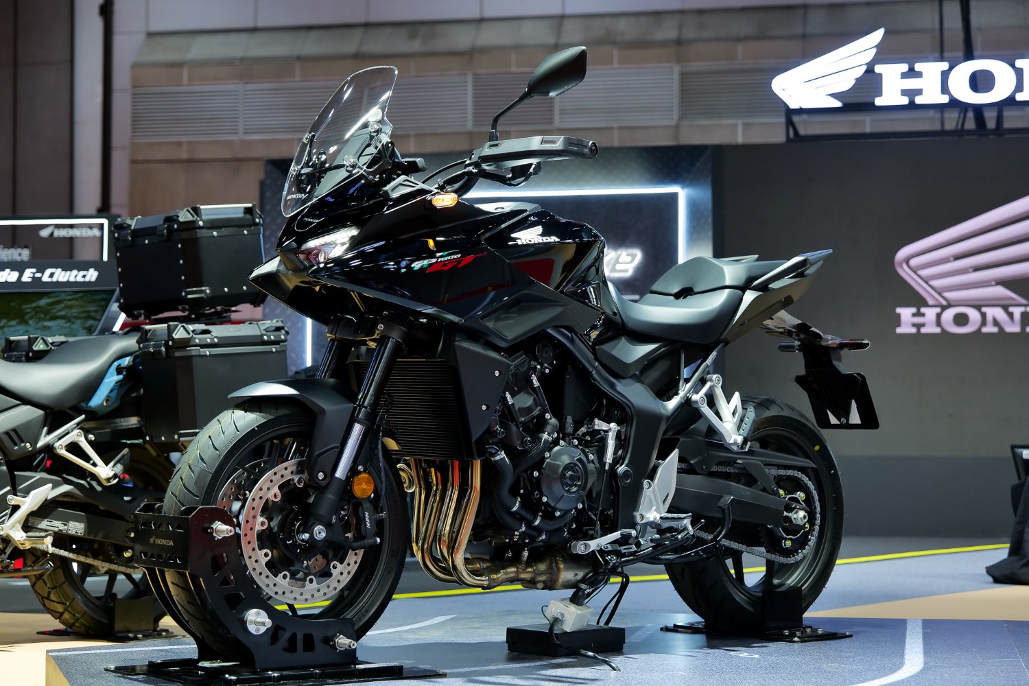 ครั้งแรกในไทย! New Honda CB1000GT สปอร์ตทัวร์ริ่ง 4 สูบ ถ่ายทอดเทคโนโลยีจาก CBR Fireblade พร้อม New Honda Monkey EX Custom Edition